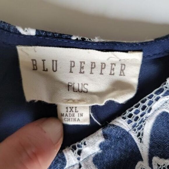 Blu Pepper Plus Blue Blouse with White Floral Lace Cold Shoulder Sleeve Size 1XL - Picture 9 of 10